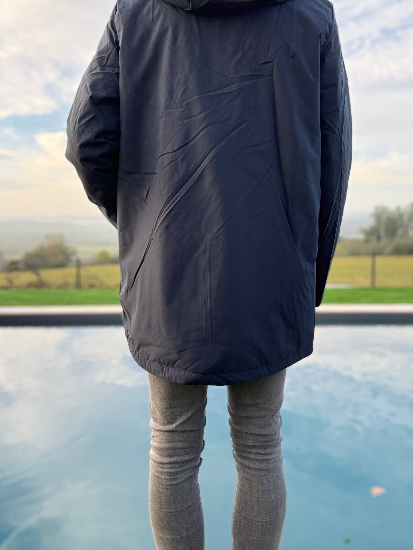 Manteau imperméable mi long fourré en fausse fourrure bleu marine