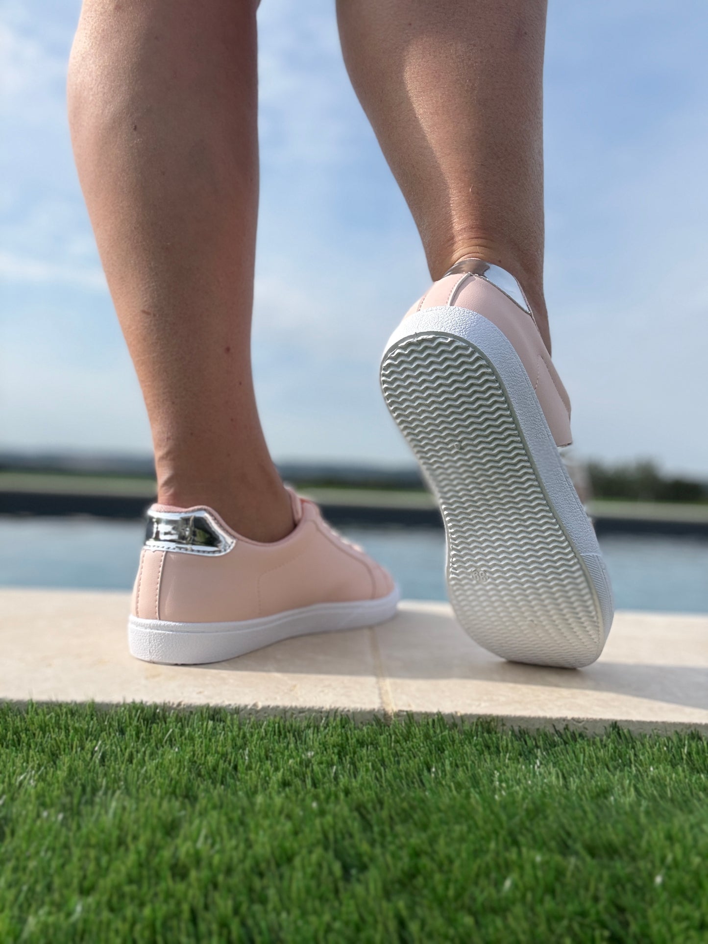 Chaussures baskets rose pâle avec bandes argentées et dorées style sneakers