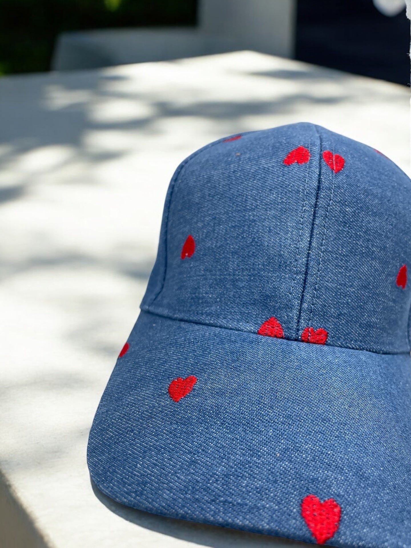 Casquette en coton bleu denim avec motifs cœur rouge