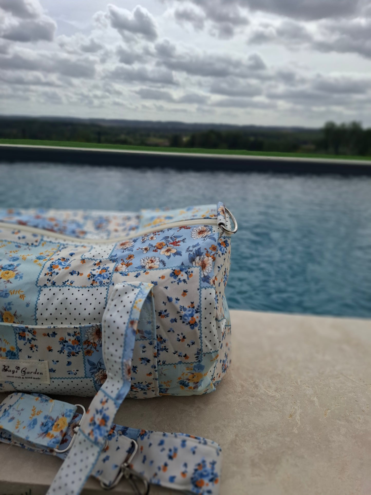 Sac polochon week end de voyage en tissu coton patchwork motifs floraux bleu clair et jaune