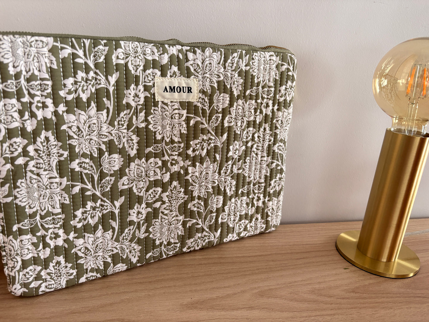 Pochette housse pour ordinateur en coton matelassé liberty floral toile de jouy couleur Kaki et blanc