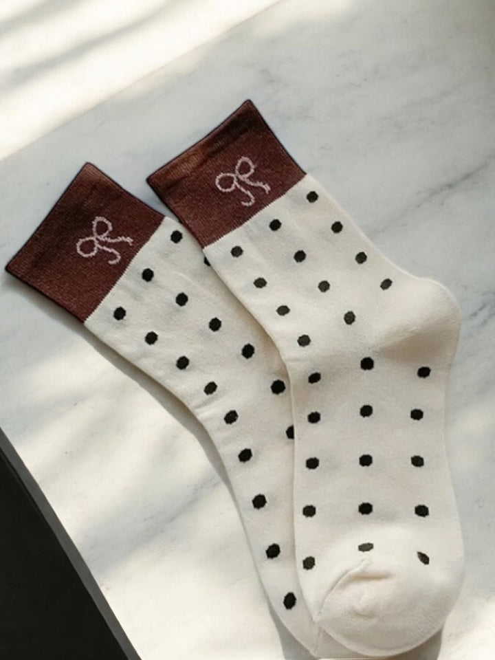 Nouveautés - Chaussettes blanches en coton à pois noir avec bordure marron et motif nœud blanc