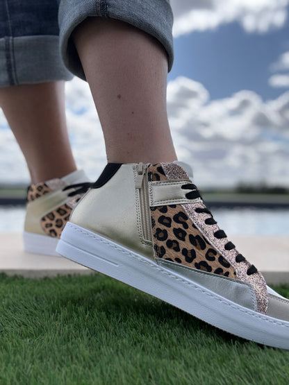 Chaussures baskets hautes type sneakers montantes léopard et doré
