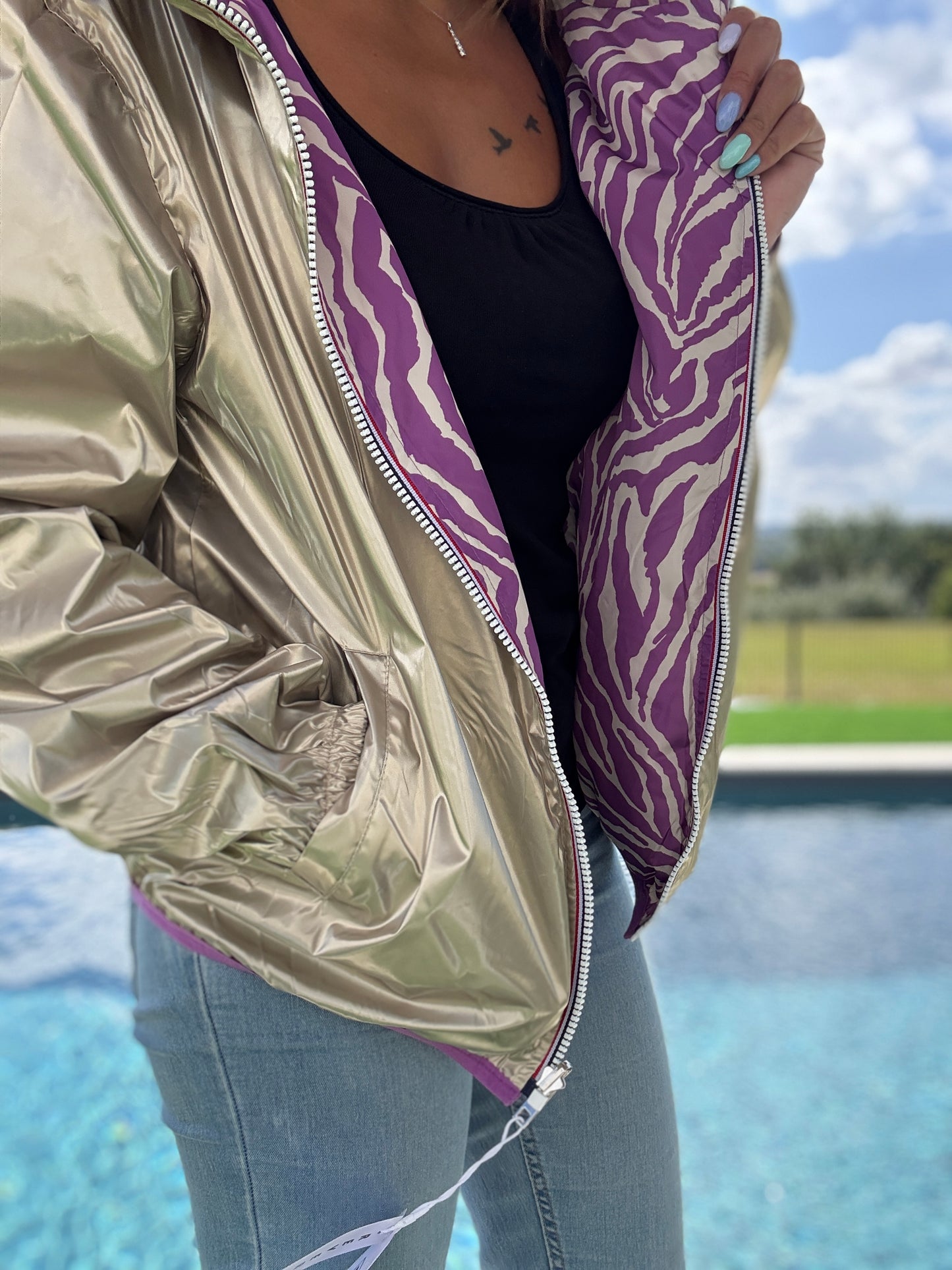 Escandelle - Manteau court haut des fesses imperméable zébré violet réversible doré