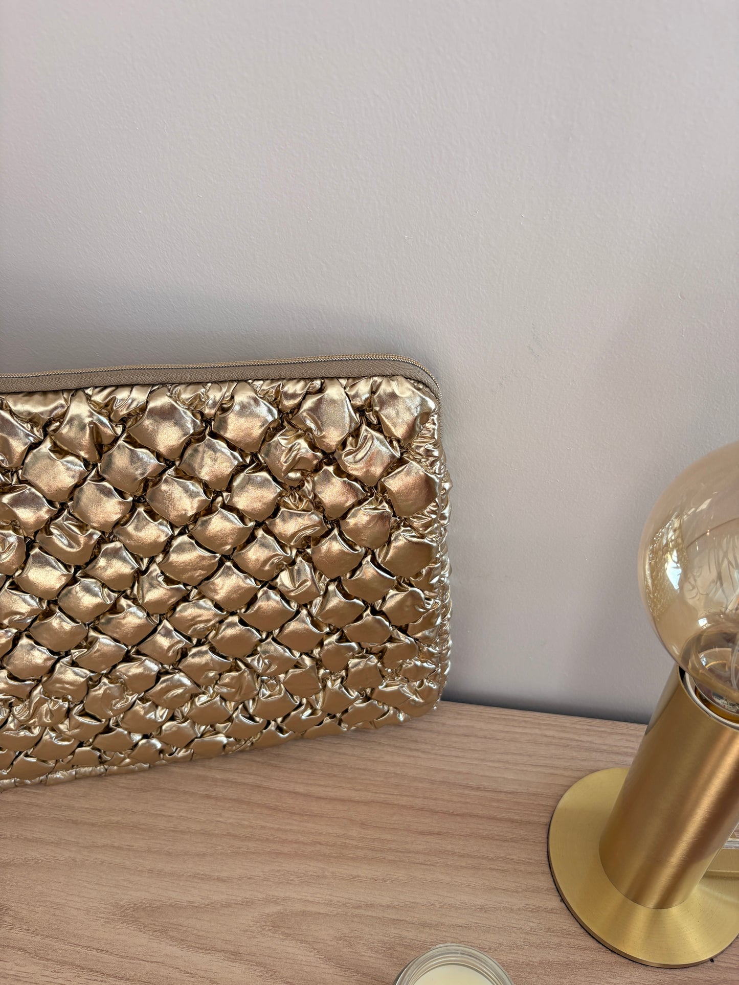 Pochette housse d’ordinateur 14’ matelassé motif relief couleur Dorée