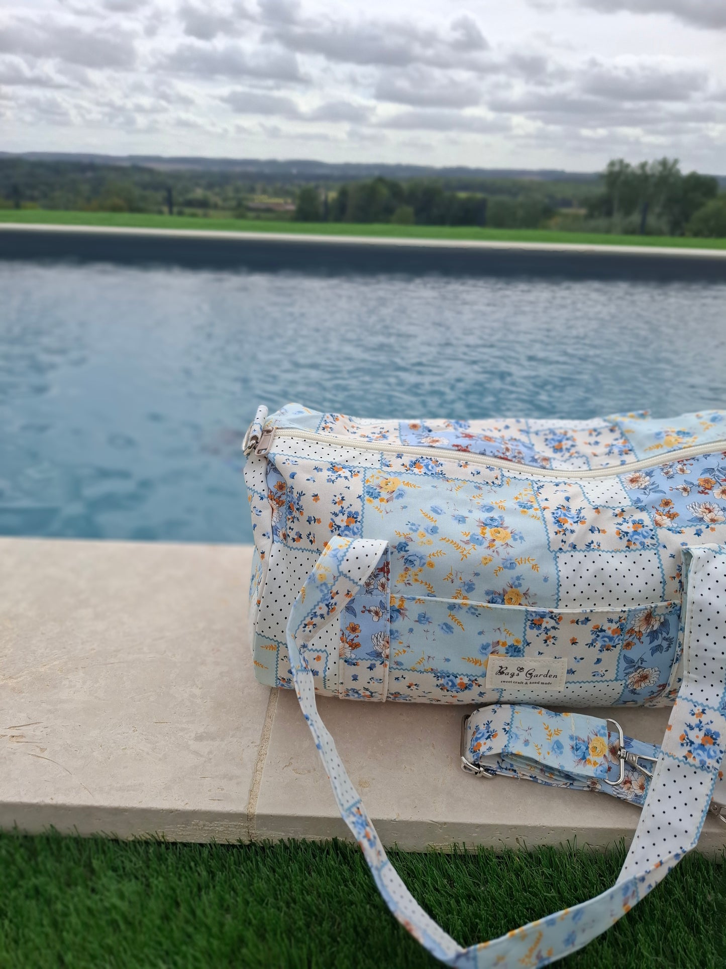 Sac polochon week end de voyage en tissu coton patchwork motifs floraux bleu clair et jaune