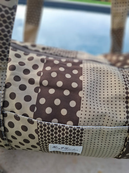 Sac polochon week end de voyage en tissu coton patchwork motifs à pois marron et taupe