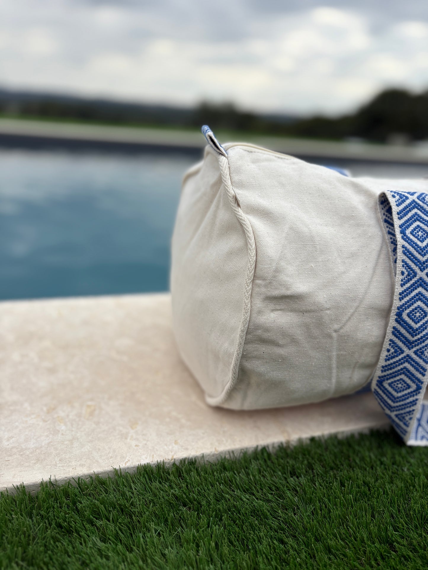 Sac polochon en coton tissu beige avec poignées motifs géométriques en bleu et blanc