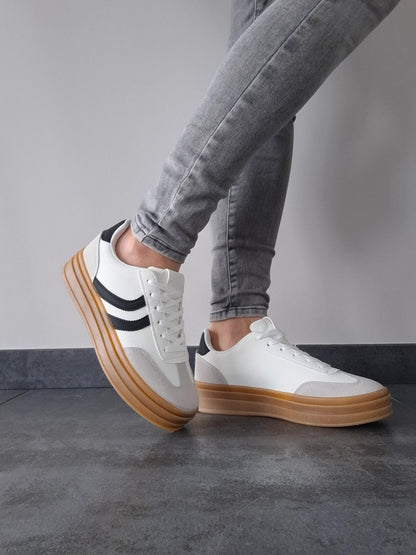 Chaussures baskets blanches légèrement compensée style campus à bandes noires
