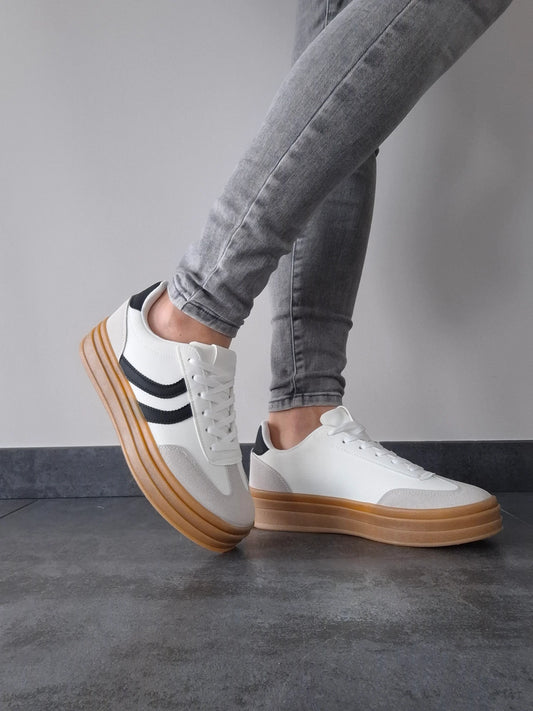 Chaussures baskets blanches légèrement compensée style campus à bandes noires