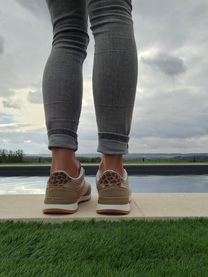 Chaussures baskets kaki et taupe avec un motif doré style sneakers new balance