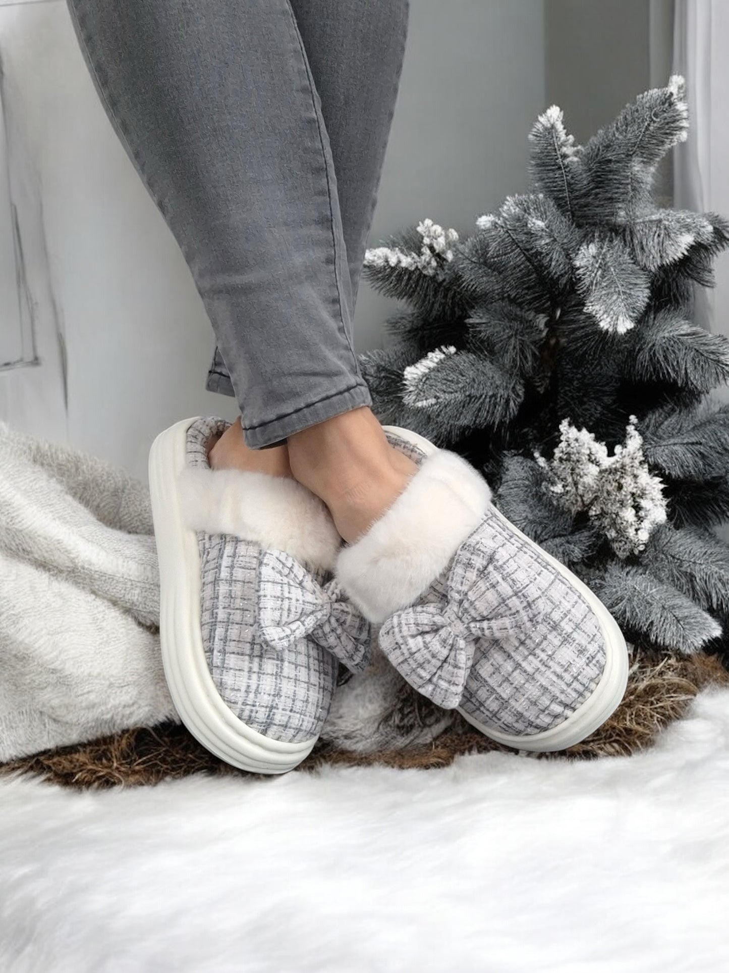 Chaussons fourrés bleu et blanc en tissu à carreaux avec noeud