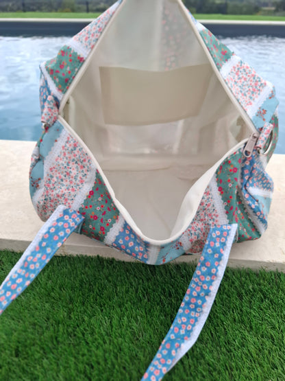 Sac polochon en tissu coton motifs patchwork à rayures florales bleu rose et vert