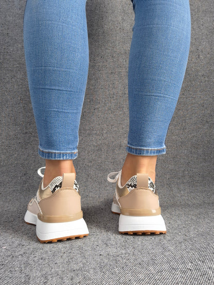 Chaussures baskets beige tissé à motifs serpent noirs et blanc style sneakers