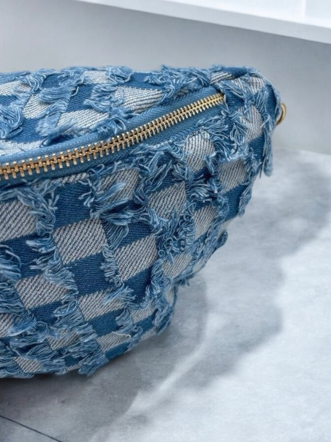 Sac banane en denim carrés bleu clair