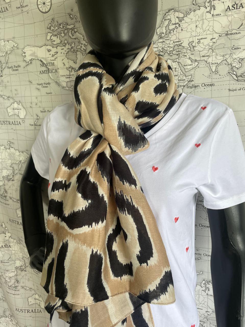 Foulard en tissu motifs léopard beige noir avec touches de doré