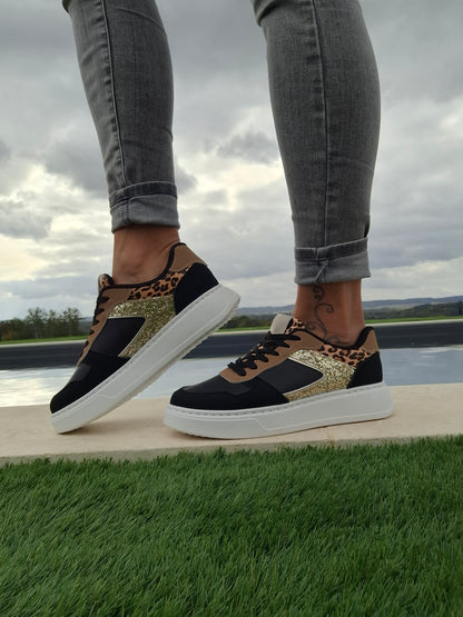 Chaussure baskets basses légèrement compensées noir léopard doré style sneakers