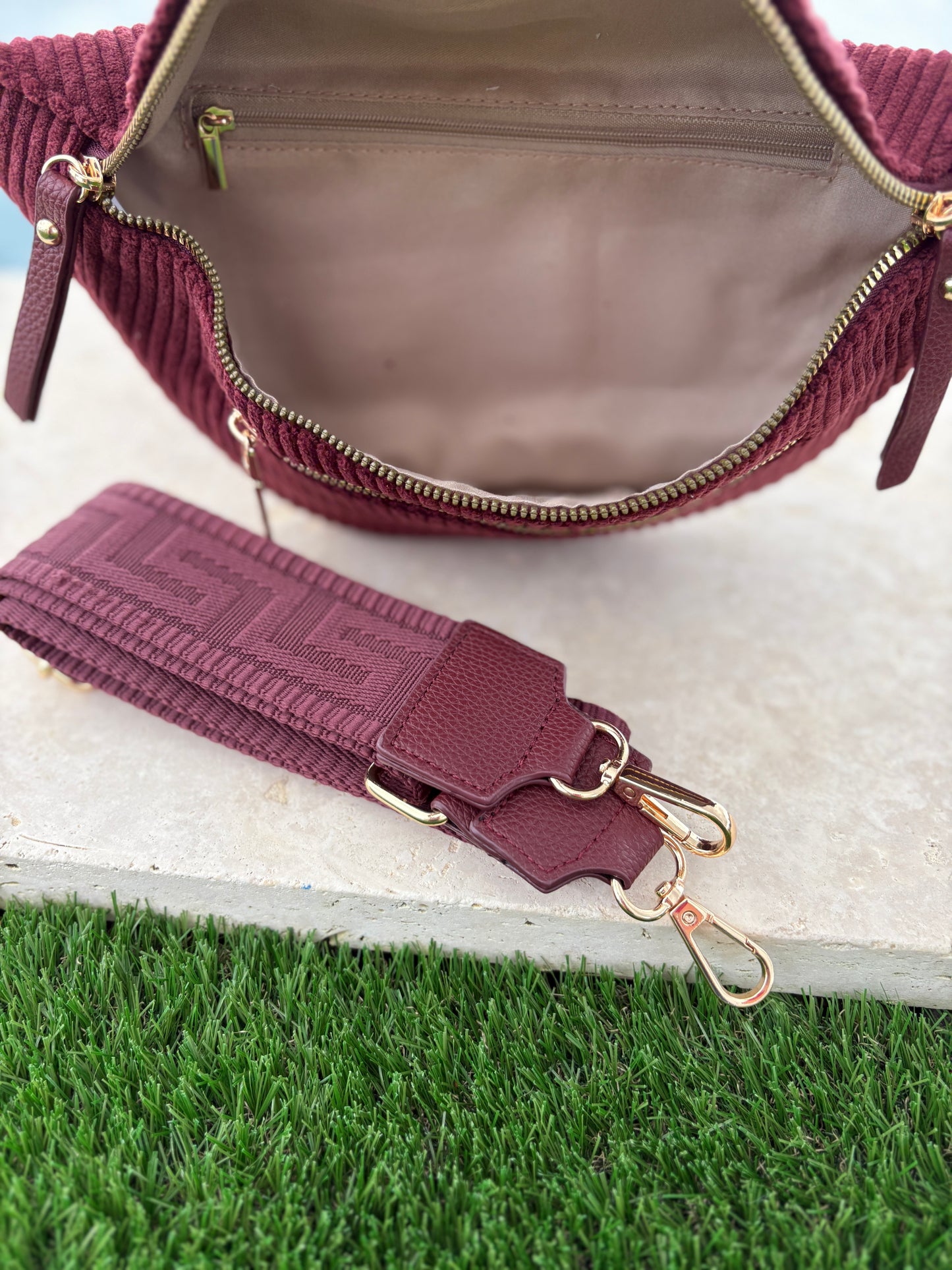 Sac banane velours côtelé 2 poches bordeaux sangle fantaisie