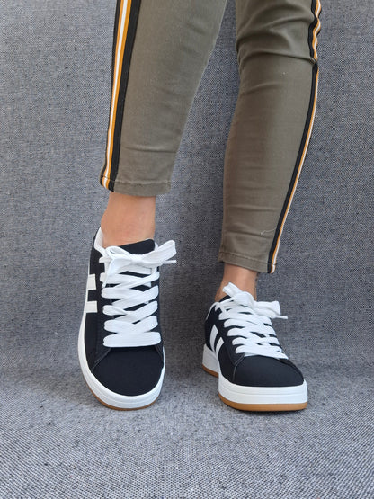 Chaussures baskets basses noires à rayures blanches style sneakers campus