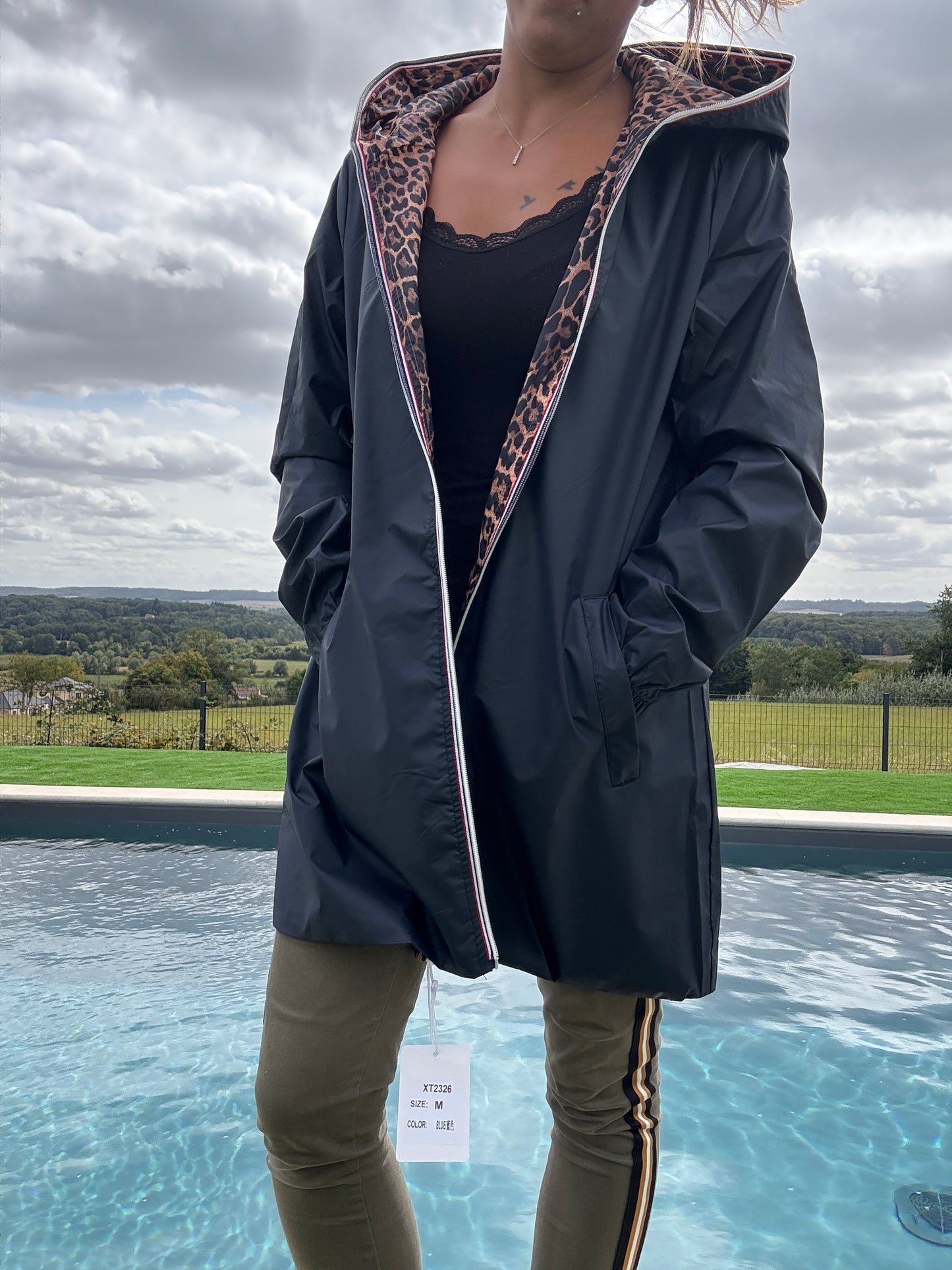 New Lolo - Imperméable réversible long sans garnissage ouate couleur bleu marine/léopard - Curvy