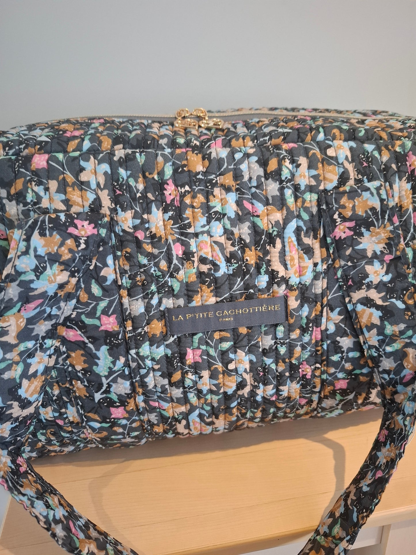 Sac week-end polochon en coton matelassé gris liberty fleuris nuances de rose bleu et orange