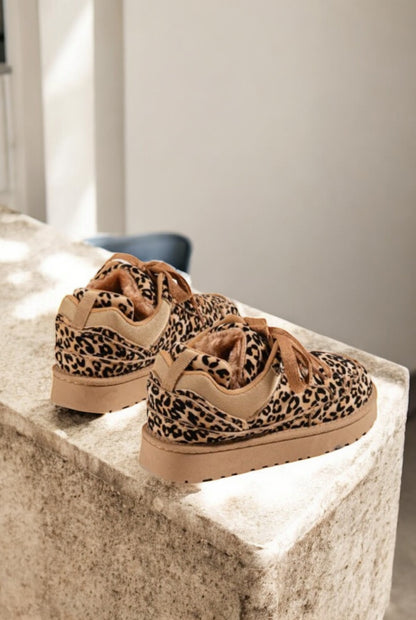 Chaussures baskets basses légèrement compensées fourrées motif léopard style sneakers