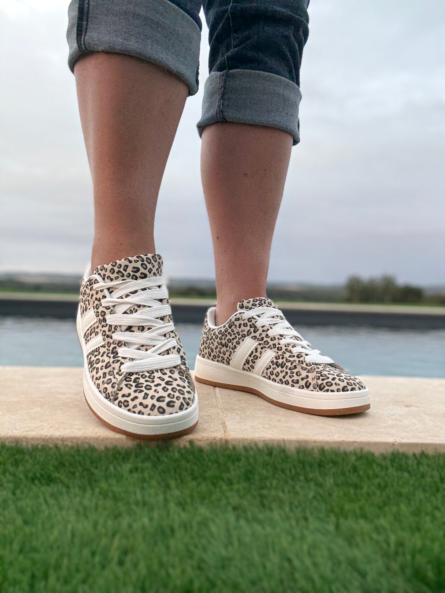 Chaussures baskets basses motif léopard basse en tissu beige style campus