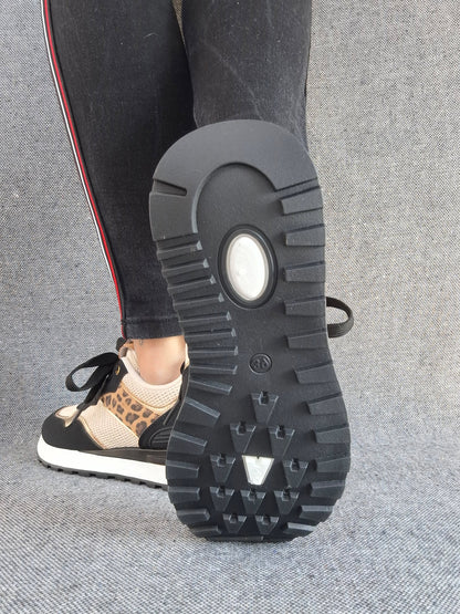 Chaussures baskets en tissu beige et noir avec un motif léopard style sneakers