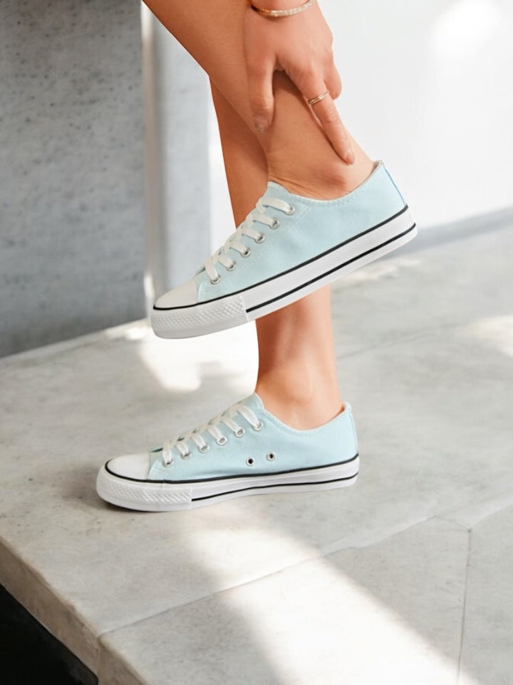 Chaussures baskets basses bleu ciel et blanc type converse