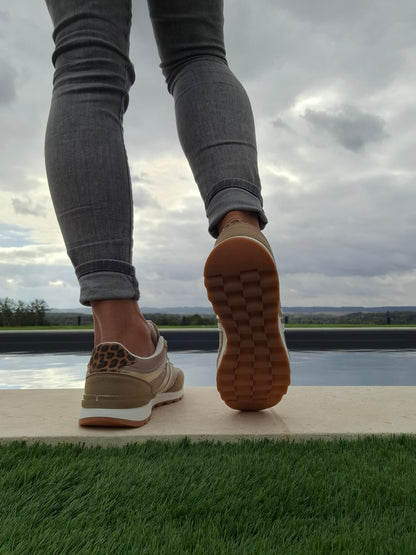 Chaussures baskets kaki et taupe avec un motif doré style sneakers new balance