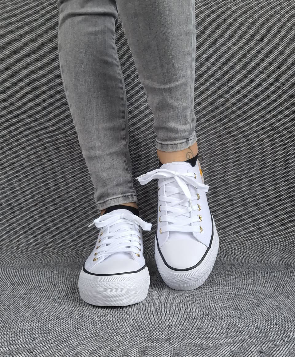 Chaussures baskets basses en toile blanche avec inscription “Amor” style converse