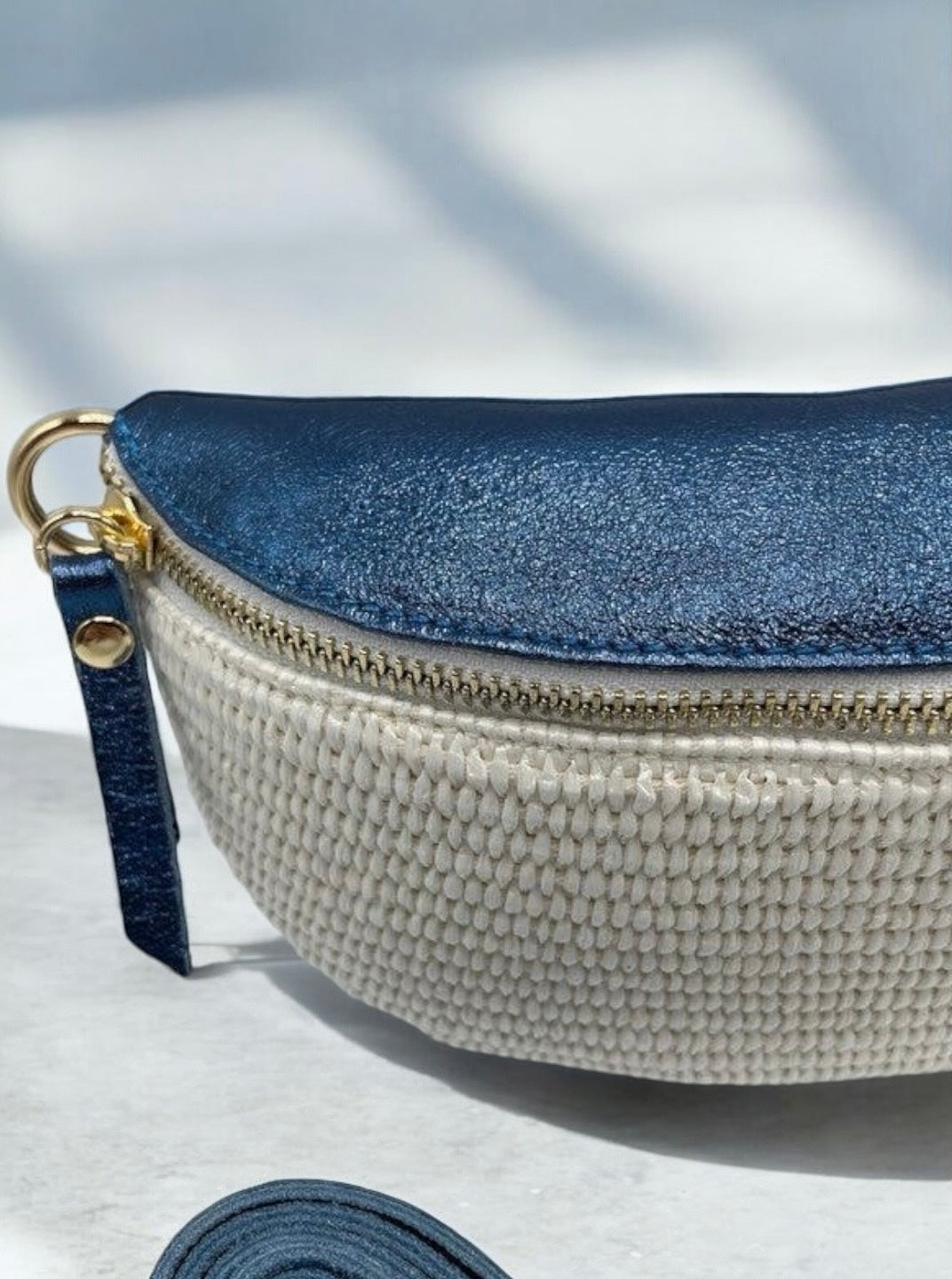 Sac banane bi matiere tressé beige cuir bleu marine