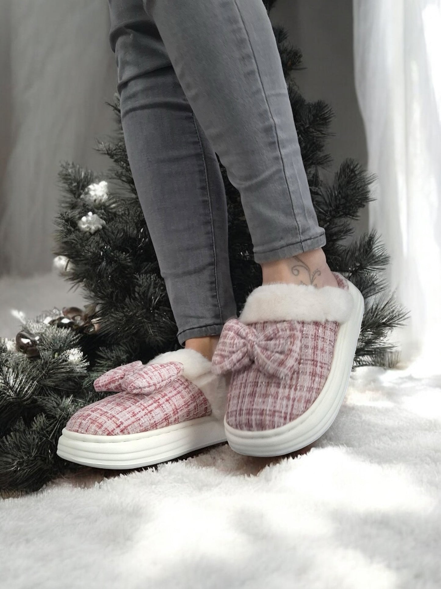 Chaussons fourrés rouge et blanc en tissu à carreaux avec noeud