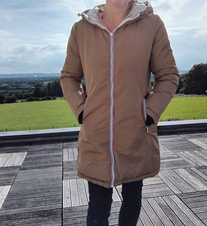 Melya Melody - Manteau long réversible et imperméable matelassé camel/doré - Curvy