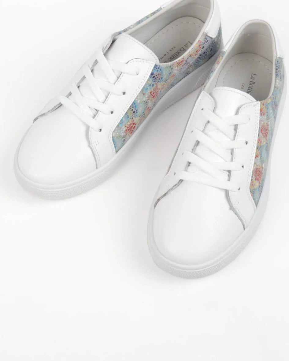 Chaussures baskets basses en cuir blanche imprimé floral multicolore dans des tons pastel