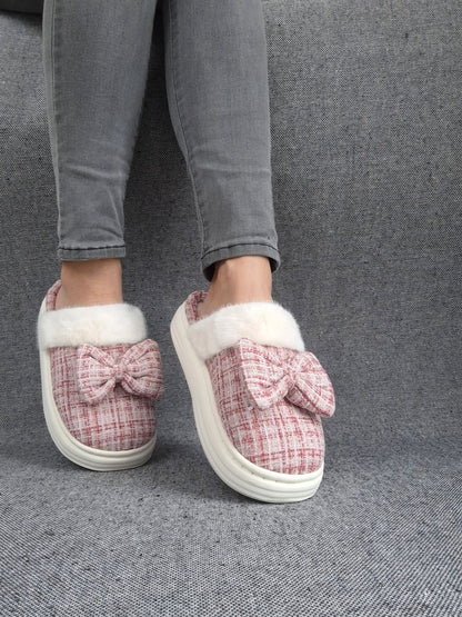 Chaussons fourrés rouge et blanc en tissu à carreaux avec noeud