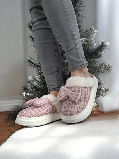 Chaussons fourrés rouge et blanc en tissu à carreaux avec noeud
