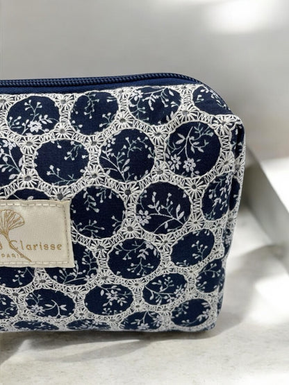 Trousse Flora en coton Jade & Clarisse motifs ronds dentelle bleu marine & blanc