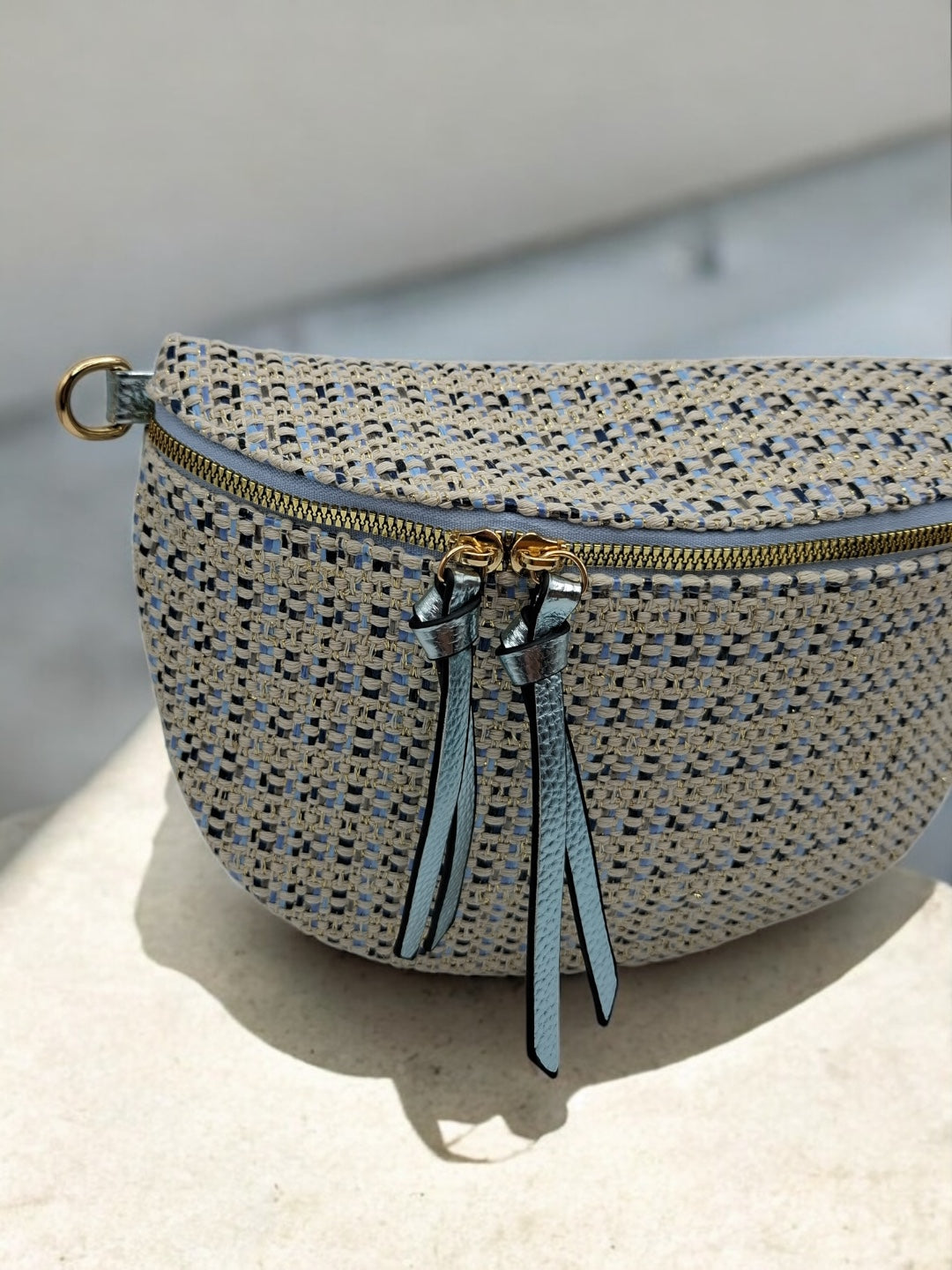 Sac banane en tissu à motif texturé de couleurs noir, bleu et beige sangle fantaisie