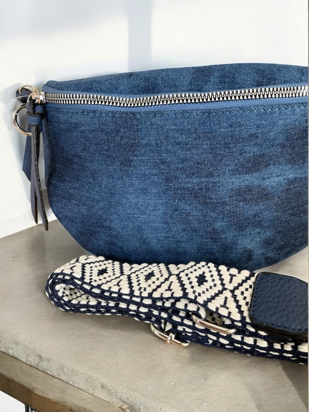 Sac banane en tissu jean bleu foncé sangle fantaisie