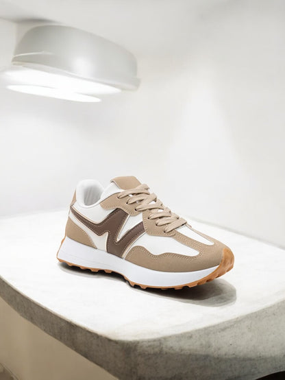 Chaussures baskets en tissu beige blanc et beige foncé style sneakers