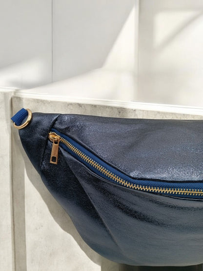 Sac banane XL simili cuir bleu irisé mousquetons dorés