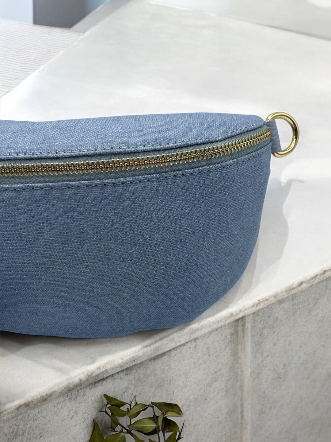 Sac banane tissu jean bandouliere bleu clair en cuir