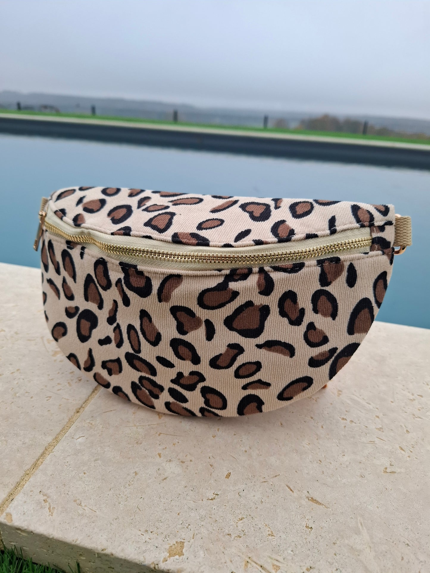 Sac banane en velours côtelé beige imprimé léopard marron et noir