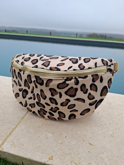 Sac banane en velours côtelé beige imprimé léopard marron et noir