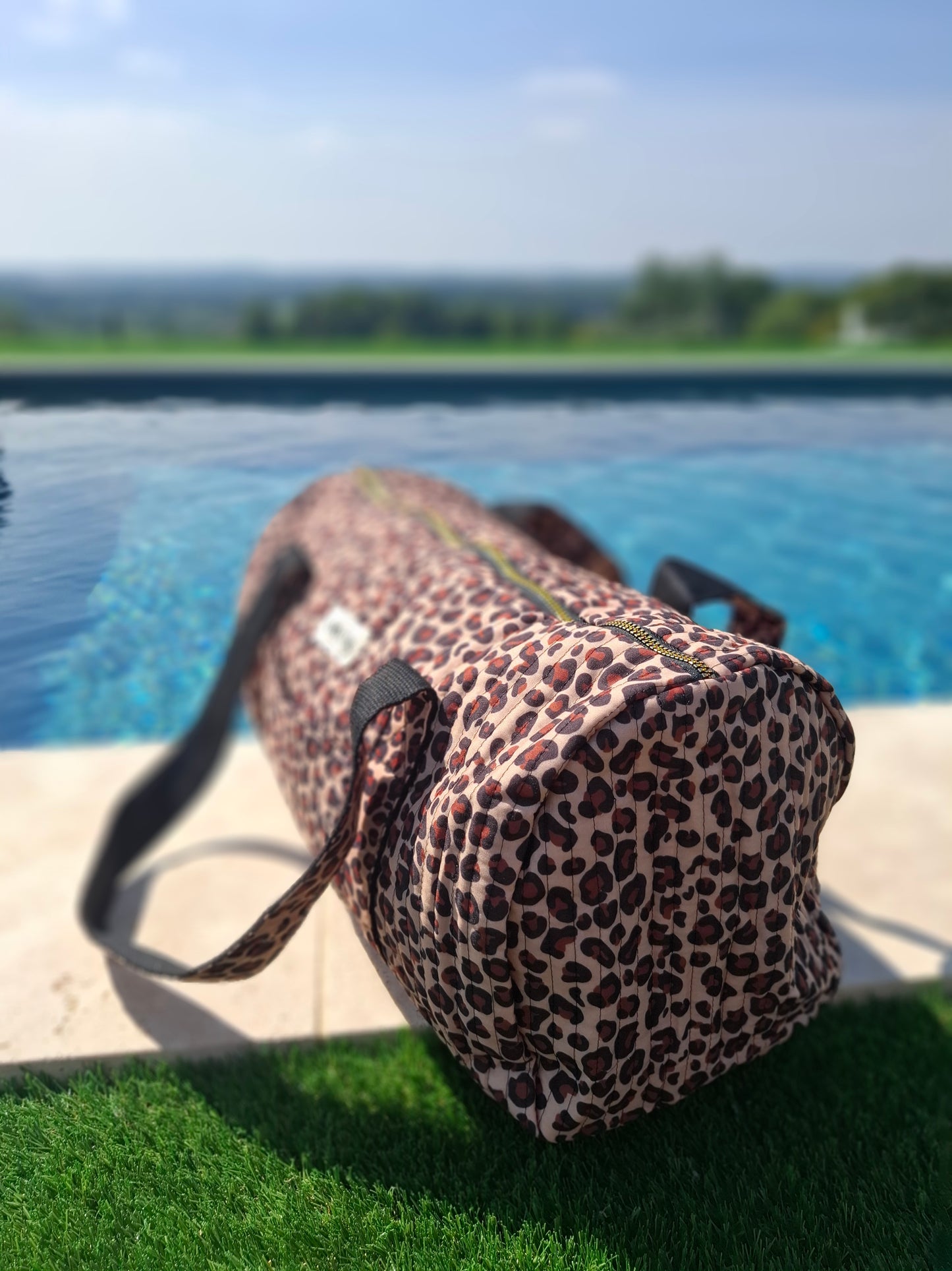 Sac polochon en tissu coton matelassé imprimé léopard beige marron