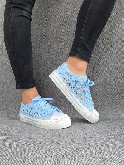 Chaussures baskets basses à dentelle bleu en tissu style converse