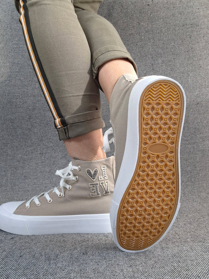 Chaussures baskets hautes tissu beige taupe blanc inscription "LOVE" style converse