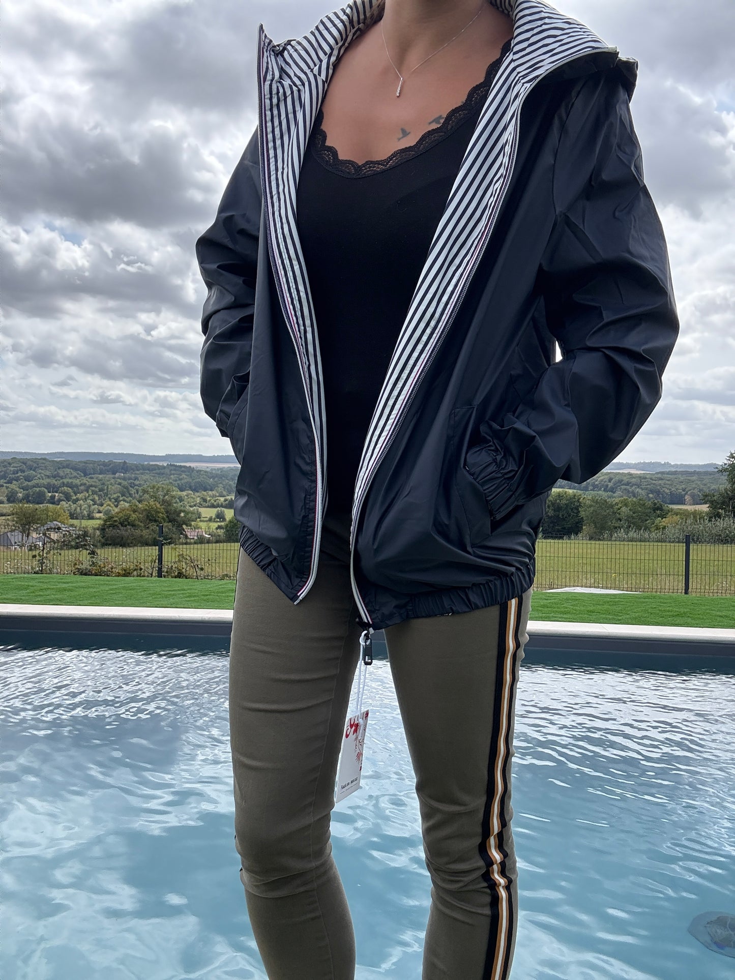 New Lolo - Manteau court mi fesses léger imperméable réversible bleu marine capuche intérieur marin rayé bleu marine blanc