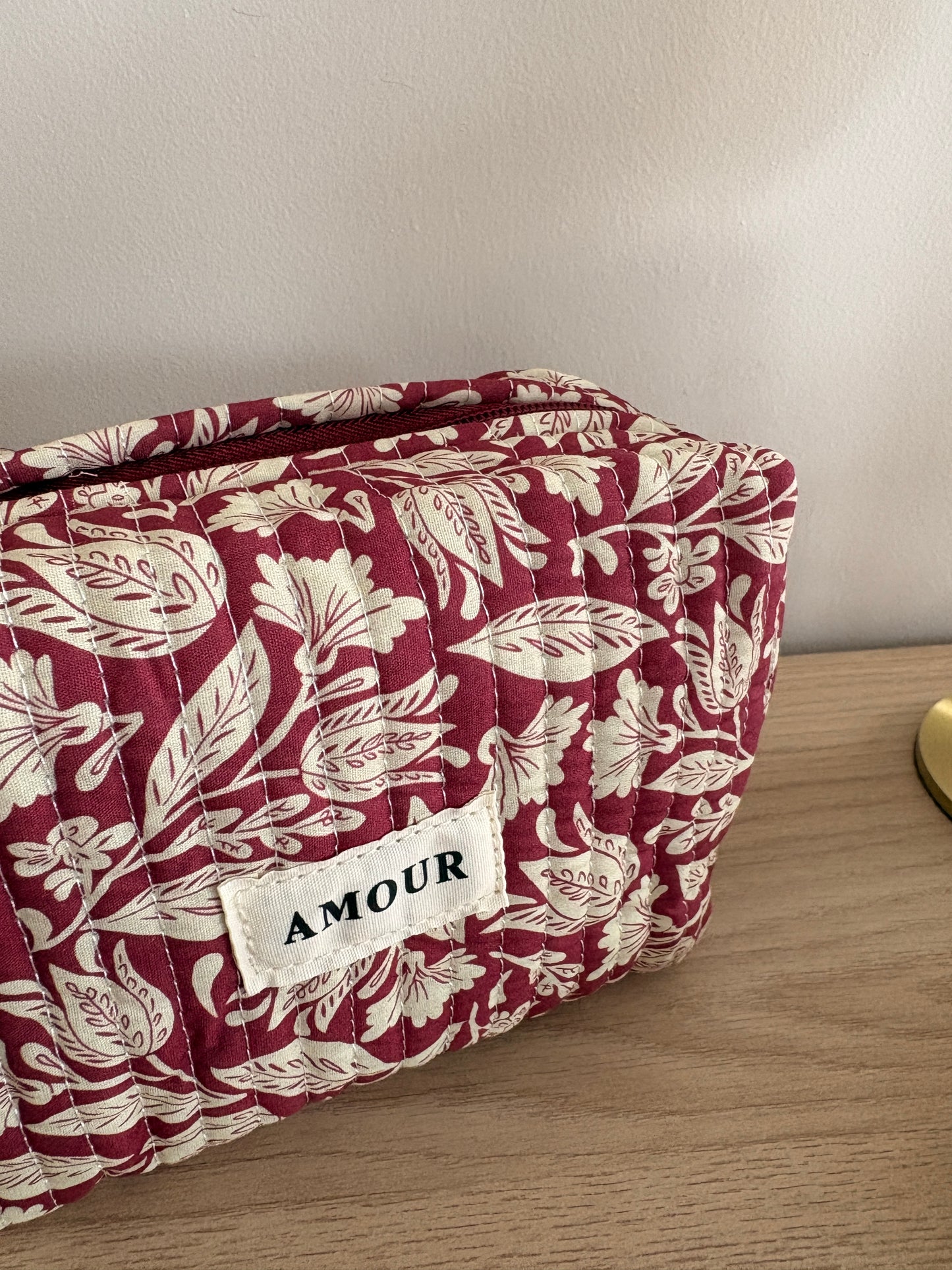 Pochette trousse en coton matelassé liberty floral toile de jouy couleur Bordeaux et blanc